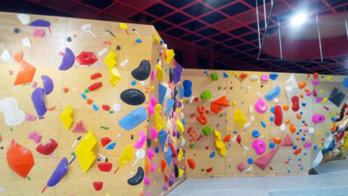 埼玉県のクライミング施設「小鹿野町クライミングパーク 神怡舘」